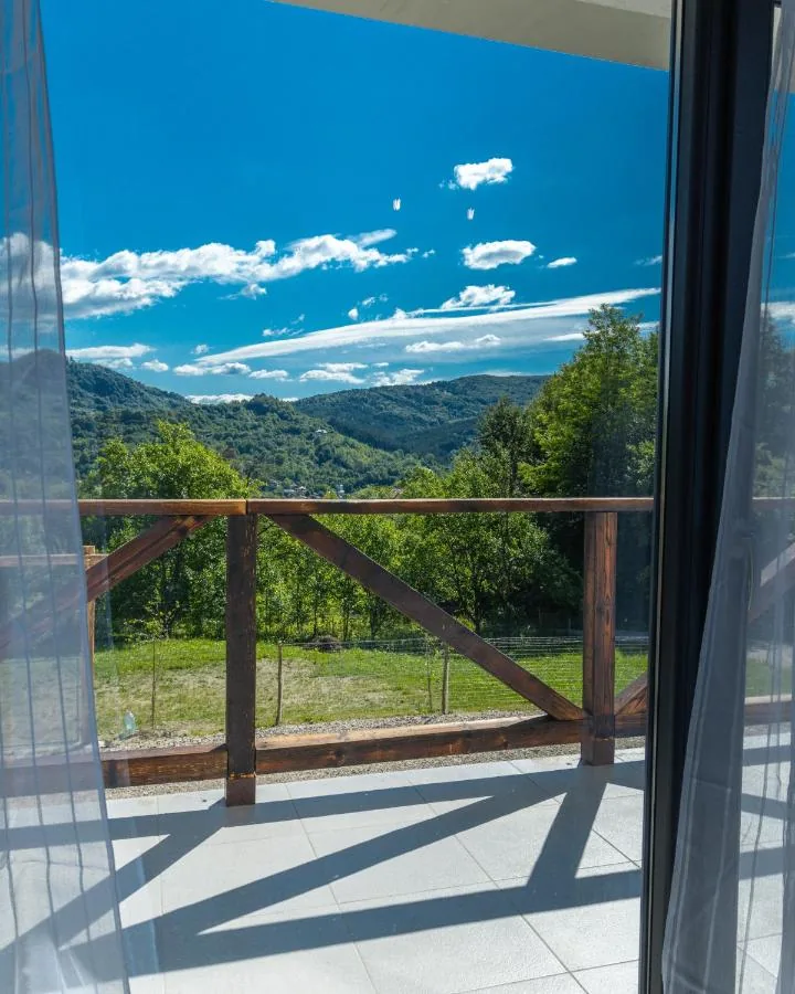 Priveliște de pe balconul Pensiunii EdMont