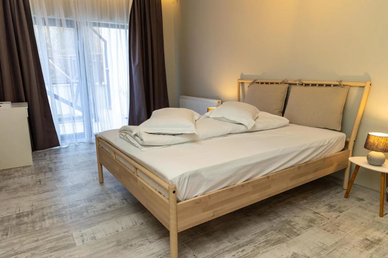 Cameră matrimonială luminoasă la Pensiunea EdMont